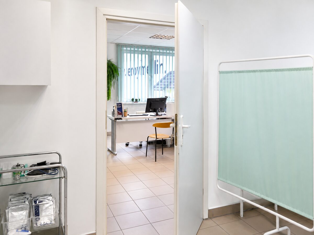 Gabinet kardiologiczny — widok od wejścia, stanowisko lekarza i parawan